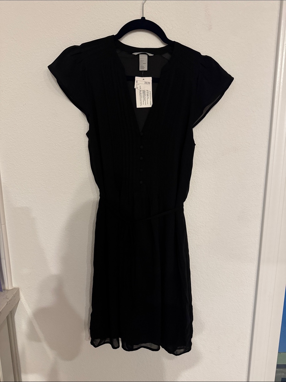 H&M Black Short Sleeve V-Neck Pintuck Dress